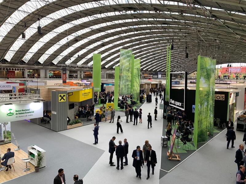 Mocheta pentru evenimente Rewind 900 Rib 0976 Frost Grey